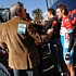 Frank Schleck redet mit den Presseleuten von RTL bei der 7. Etappe von Paris-Nice 2006